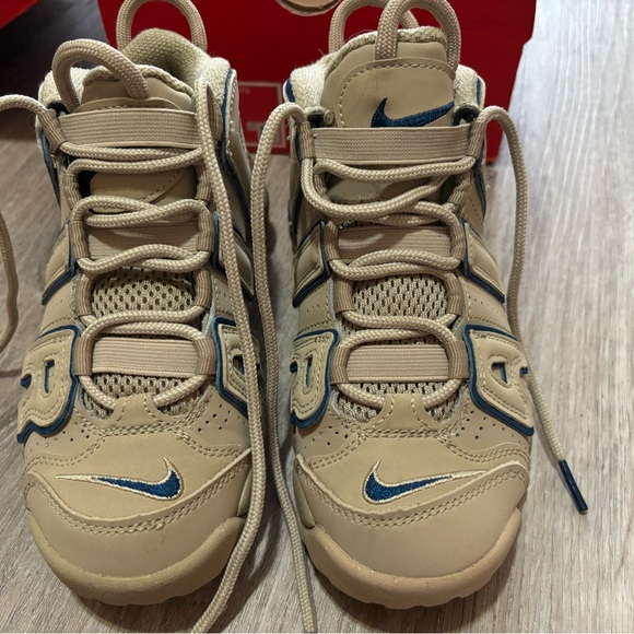 Boys size 1 Nike air more uptempo - Picture 2 of 7